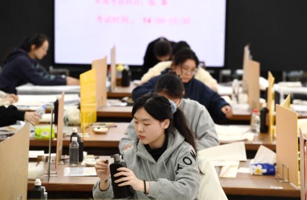 江苏首场书法省统考开考 “王羲之书法大字典”成临摹考题 江苏首场书法省统考开考 “王羲之书法大字典”成临摹考题