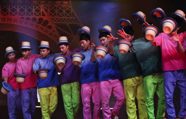 中国杂技“奇妙之夜”在法国巴黎举行