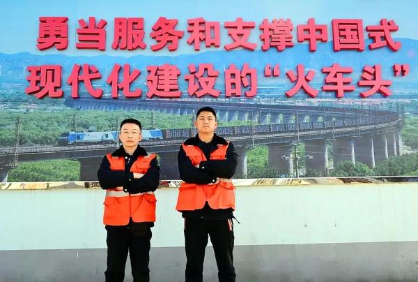 驾照厉害了！“95后”开上中国最长火车！
