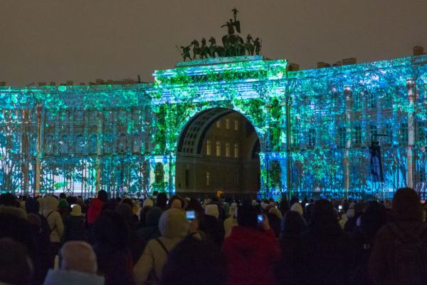 圣彼得堡上演灯光秀为冬宫“庆生”