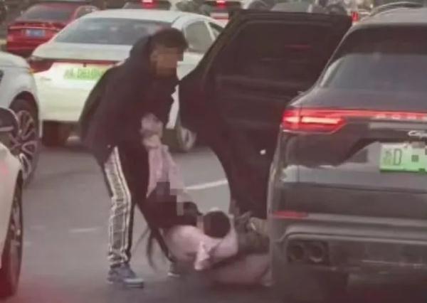 男子强行将抱娃女子拖出保时捷 已被公安机关教育告诫并处罚 男子强行将抱娃女子拖出保时捷 已被公安机关教育告诫并处罚