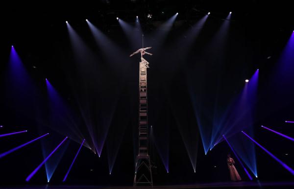 中国杂技“奇妙之夜”在法国巴黎举行