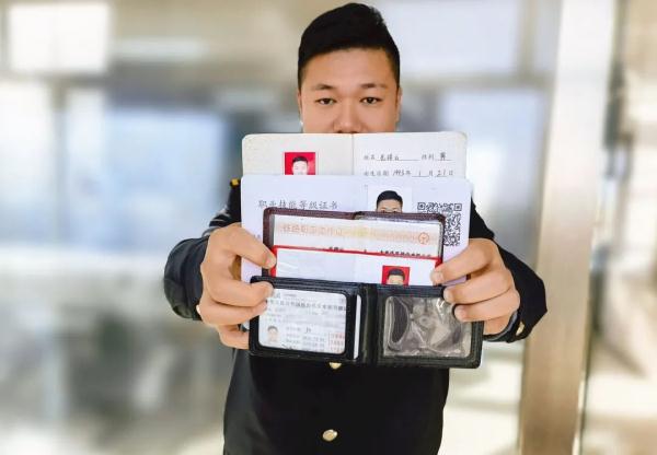 驾照厉害了！“95后”开上中国最长火车！