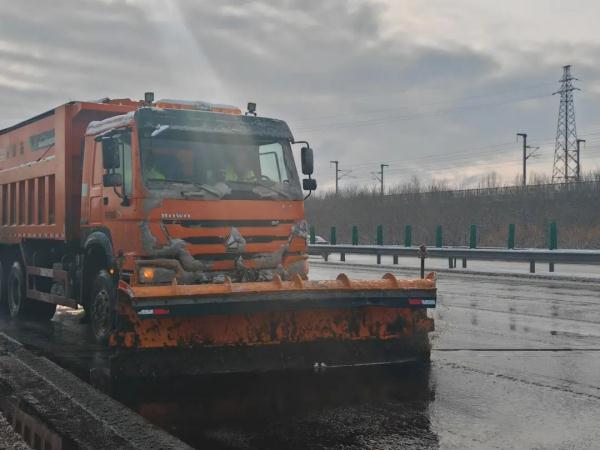 道路结冰黄色预警中!北京本周还有雪,收好这份行车“锦囊” 道路结冰黄色预警中!北京本周还有雪,收好这份行车“锦囊”