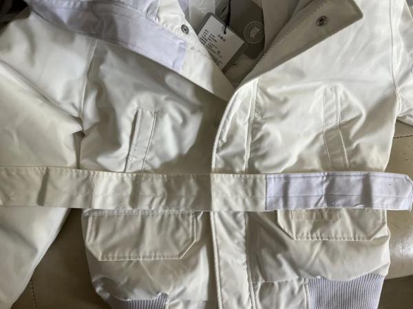 近万元羽绒服口袋发现一块布料，加拿大鹅致歉