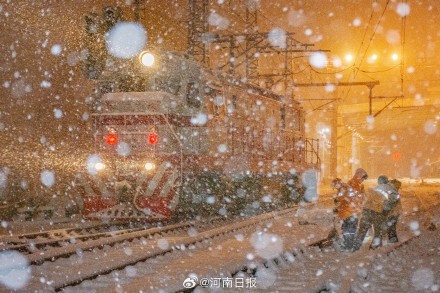 郑州铁路局风雪中保畅通