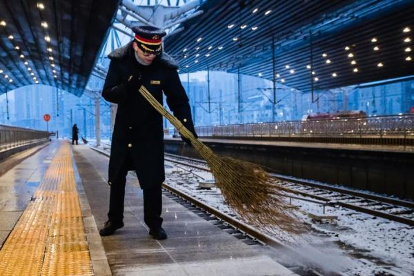受降雪影响今明两天部分列车停运，北京铁路积极应对降雪天气