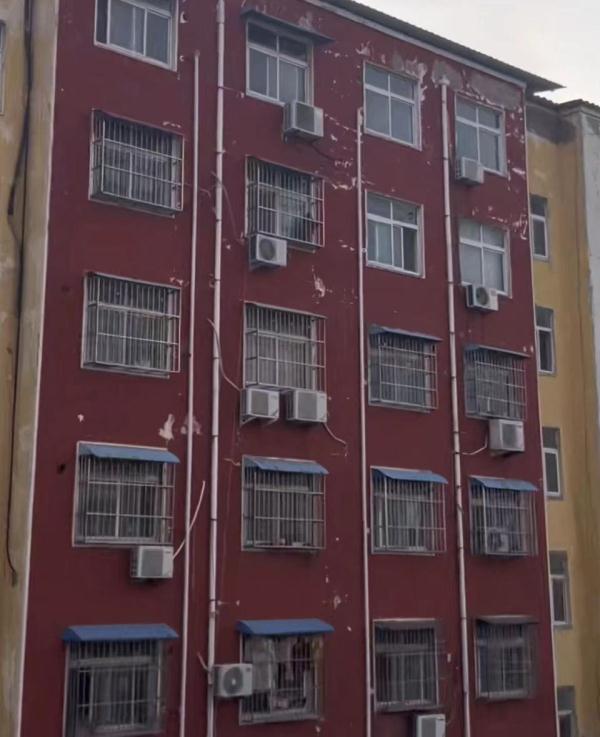 幼童被放在防盗窗护栏上数十分钟？目击者：家长心也太大了