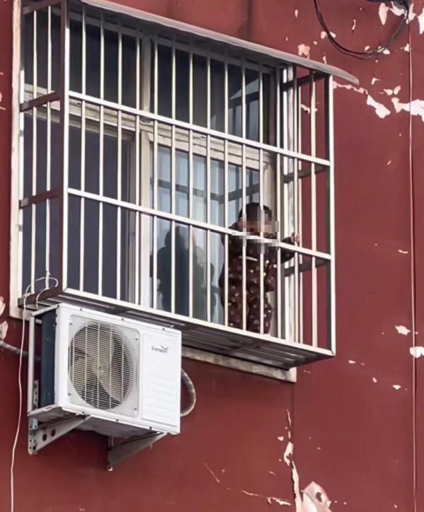 幼童被放在防盗窗护栏上数十分钟？目击者：家长心也太大了