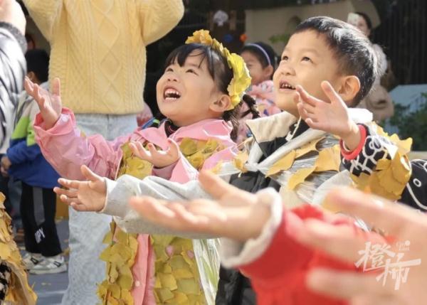 保安大叔在楼顶撒下一整个秋天，这所幼儿园火上热搜