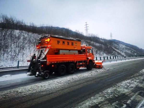 道路结冰黄色预警中!北京本周还有雪,收好这份行车“锦囊” 道路结冰黄色预警中!北京本周还有雪,收好这份行车“锦囊”
