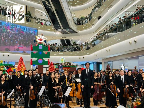 爆了!上海知名商场被围得水泄不通,有人站到腿软不肯离开,网友羡慕:我怎么没遇到? 爆了!上海知名商场被围得水泄不通,有人站到腿软不肯离开,网友羡慕:我怎么没遇到?