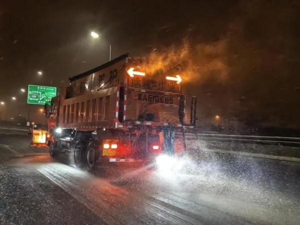 道路结冰黄色预警中!北京本周还有雪,收好这份行车“锦囊” 道路结冰黄色预警中!北京本周还有雪,收好这份行车“锦囊”