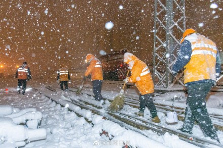 郑州铁路局风雪中保畅通