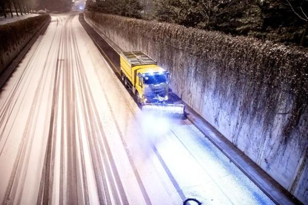 道路结冰黄色预警中!北京本周还有雪,收好这份行车“锦囊” 道路结冰黄色预警中!北京本周还有雪,收好这份行车“锦囊”