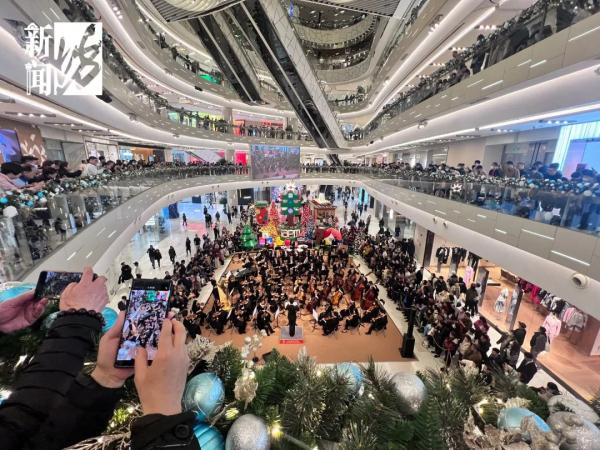 爆了!上海知名商场被围得水泄不通,有人站到腿软不肯离开,网友羡慕:我怎么没遇到? 爆了!上海知名商场被围得水泄不通,有人站到腿软不肯离开,网友羡慕:我怎么没遇到?