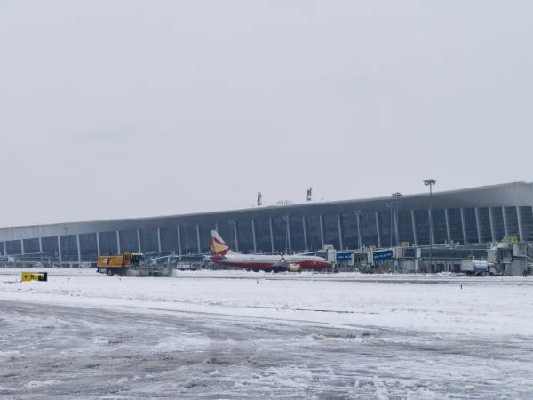 受暴雪天气影响,郑州部分旅客列车停运,郑州机场11时前暂停开放 受暴雪天气影响,郑州部分旅客列车停运,郑州机场11时前暂停开放