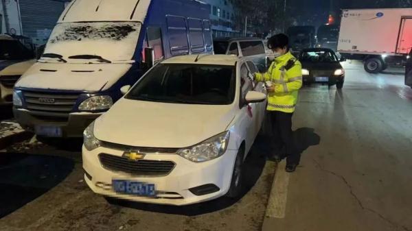 沈阳公安交警“剑指”违停乱象