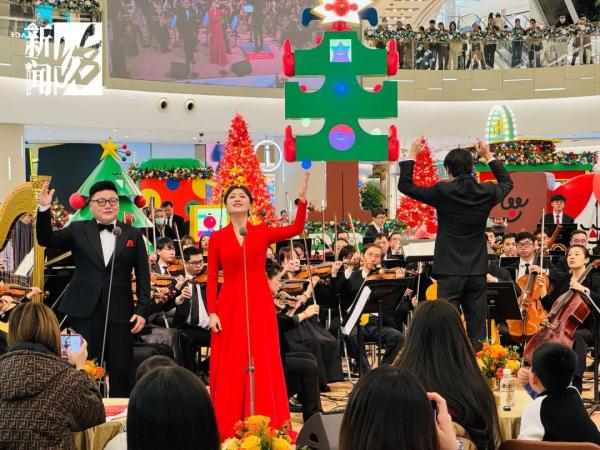 爆了!上海知名商场被围得水泄不通,有人站到腿软不肯离开,网友羡慕:我怎么没遇到? 爆了!上海知名商场被围得水泄不通,有人站到腿软不肯离开,网友羡慕:我怎么没遇到?