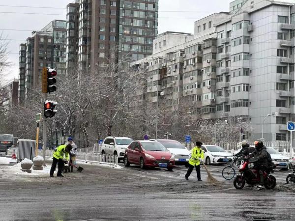 道路结冰黄色预警中!北京本周还有雪,收好这份行车“锦囊” 道路结冰黄色预警中!北京本周还有雪,收好这份行车“锦囊”