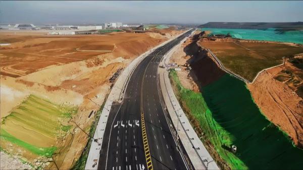 鄂州花湖机场南通道全线全幅贯通