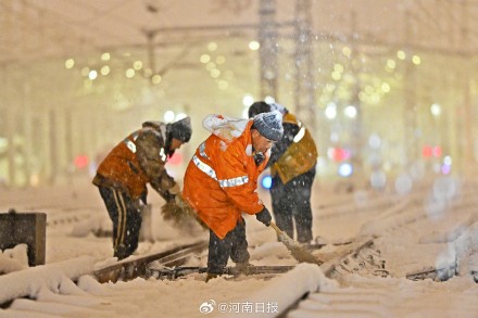 郑州铁路局风雪中保畅通