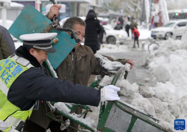 河南郑州遭遇暴雪天气 河南郑州遭遇暴雪天气