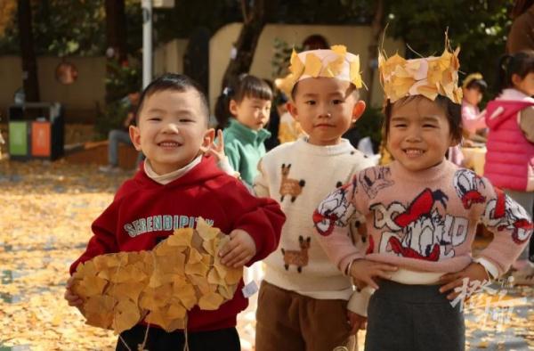 保安大叔在楼顶撒下一整个秋天，这所幼儿园火上热搜