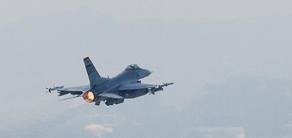 美军F-16战机在黄海坠毁! 美军F-16战机在黄海坠毁!