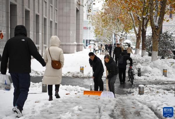 河南郑州遭遇暴雪天气 河南郑州遭遇暴雪天气