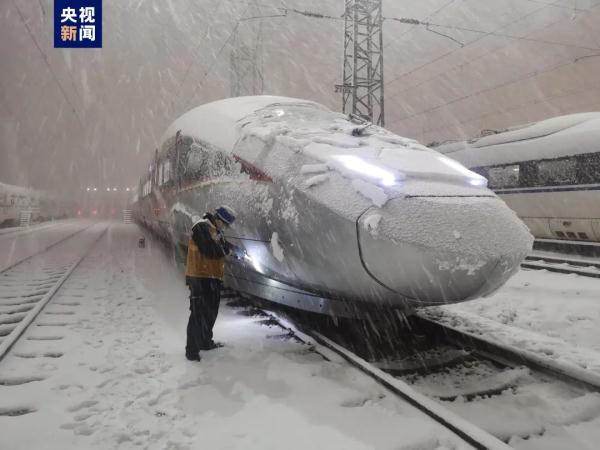 停课、停运，多地紧急通知！冷空气中午到上海，周末暴跌10℃