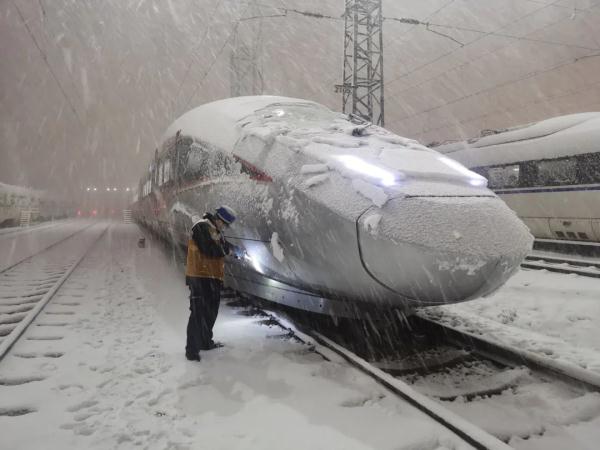河南多地暴雪红色预警！高速公路、铁路、航班均有影响→