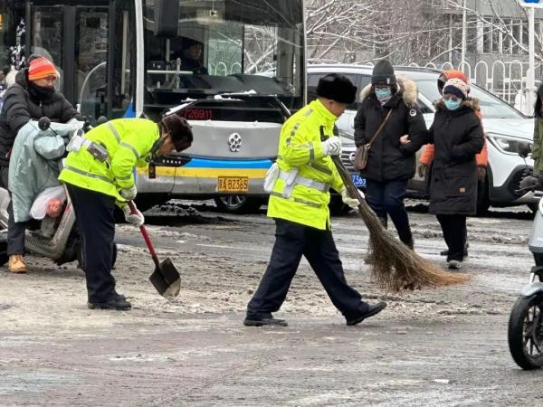 道路结冰黄色预警中!北京本周还有雪,收好这份行车“锦囊” 道路结冰黄色预警中!北京本周还有雪,收好这份行车“锦囊”