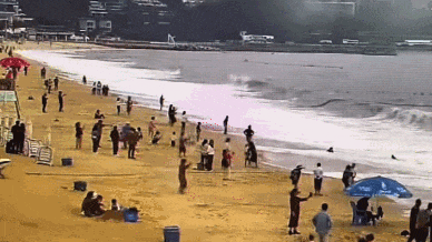 两女子海边拍照被回头浪卷走，紧急时刻…