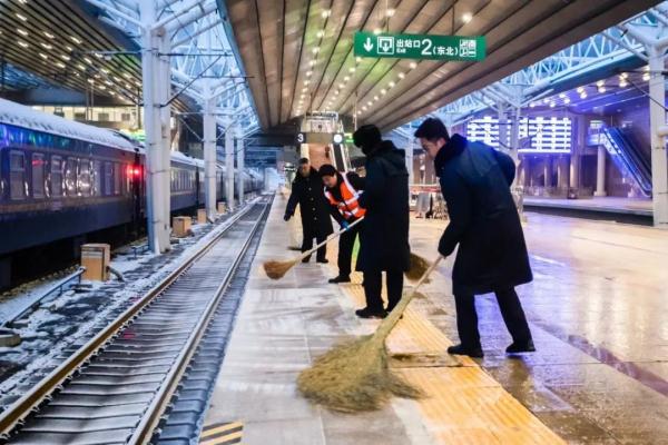 受降雪影响今明两天部分列车停运，北京铁路积极应对降雪天气