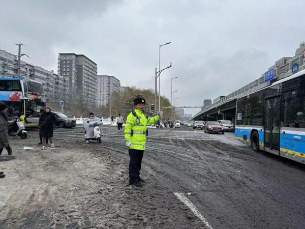 道路结冰黄色预警中!北京本周还有雪,收好这份行车“锦囊” 道路结冰黄色预警中!北京本周还有雪,收好这份行车“锦囊”