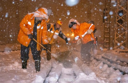 郑州铁路局风雪中保畅通
