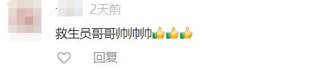 两女子海边拍照被回头浪卷走，紧急时刻…