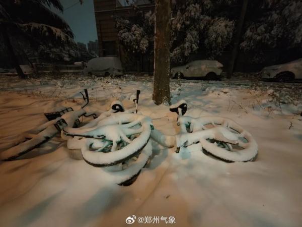 暴雪来袭！多地停课、停运、错峰上下班，出行别囧在途中