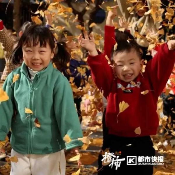 保安大叔在楼顶撒下一整个秋天，这所幼儿园火上热搜