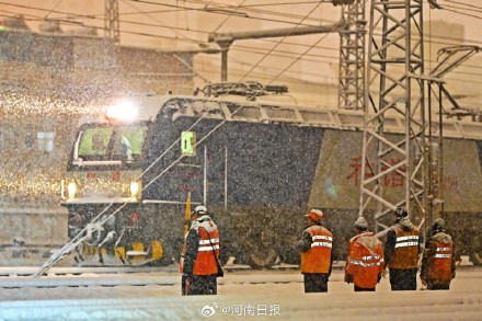 郑州铁路局风雪中保畅通