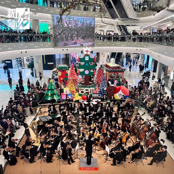 爆了!上海知名商场被围得水泄不通,有人站到腿软不肯离开,网友羡慕:我怎么没遇到? 爆了!上海知名商场被围得水泄不通,有人站到腿软不肯离开,网友羡慕:我怎么没遇到?