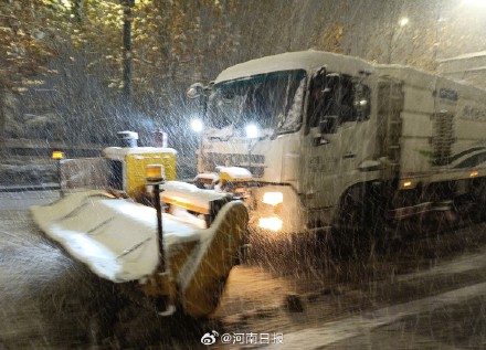 郑州出动超2万人除雪除冰