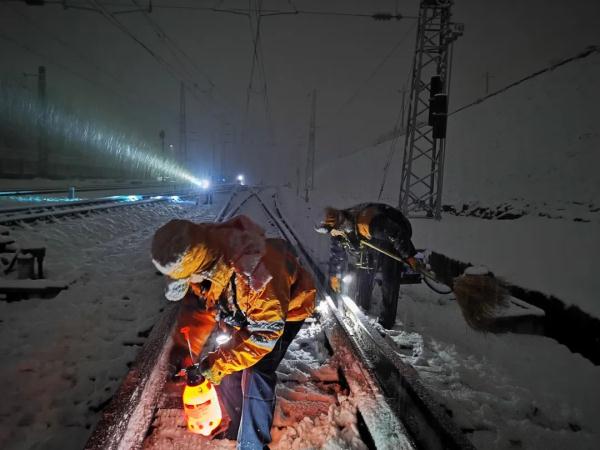 河南多地暴雪红色预警！高速公路、铁路、航班均有影响→