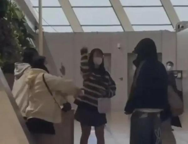 知名男歌手突然被多名女子泼水!工作室:已报警 知名男歌手突然被多名女子泼水!工作室:已报警