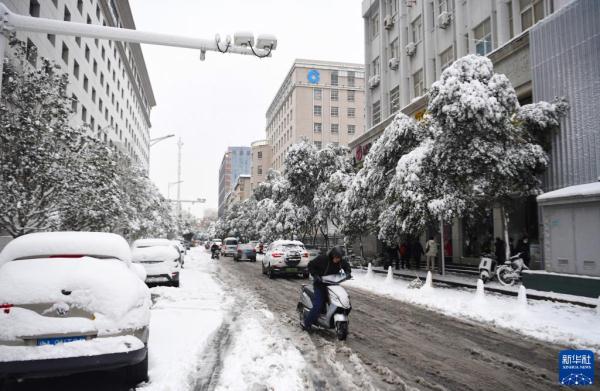 河南郑州遭遇暴雪天气 河南郑州遭遇暴雪天气