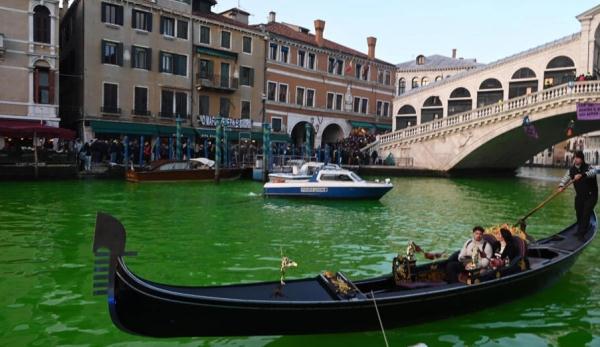意大利环保人士染绿威尼斯大运河，威尼斯市长谴责“破坏生态”