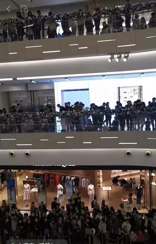 爆了!上海知名商场被围得水泄不通,有人站到腿软不肯离开,网友羡慕:我怎么没遇到? 爆了!上海知名商场被围得水泄不通,有人站到腿软不肯离开,网友羡慕:我怎么没遇到?