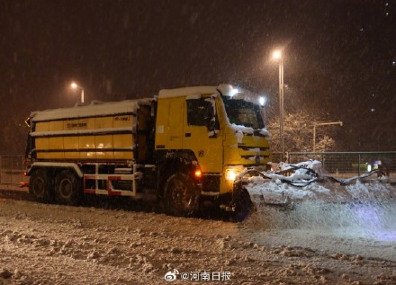 郑州出动超2万人除雪除冰