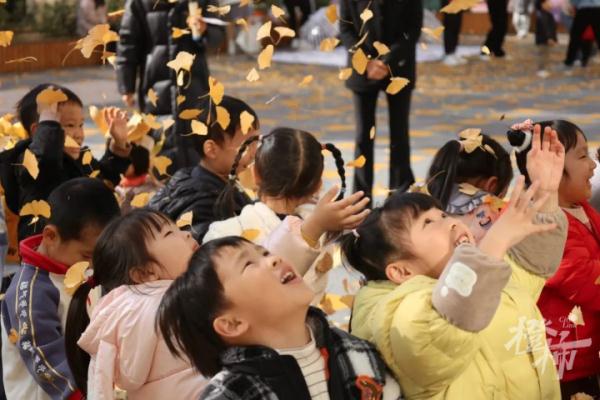 保安大叔在楼顶撒下一整个秋天，这所幼儿园火上热搜